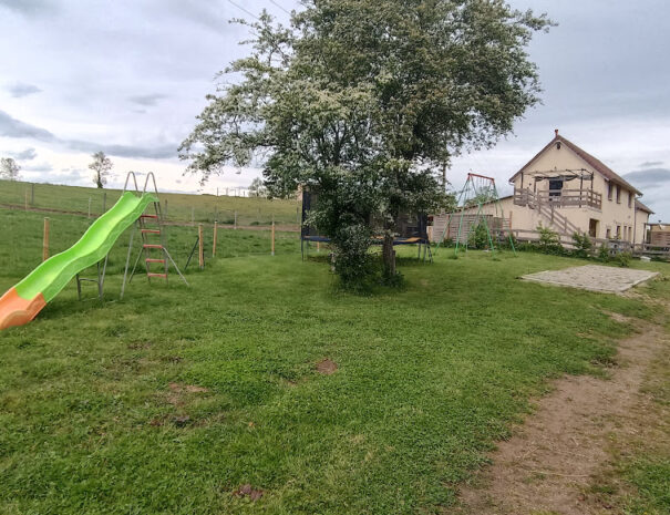 aire-de-jeux-toboggan-enfants-vacances-famille-gites-de-la-montee-perdrix-toulon-sur-allier