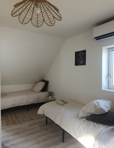 chambre-atage-vue-fond-gite-le-duplex-gites-de-la-montee-perdrix-toulon-sur-allier