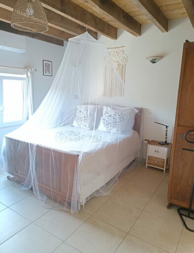 chambre-couple-amour-romantique-gite-etable-gites-de-la-montee-perdrix-toulon-sur-allier