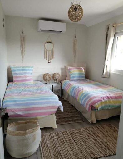 chambre-deux-couchages-climatisation-gite-le-fenil-gites-de-la-montee-perdrix-toulon-sur-allier