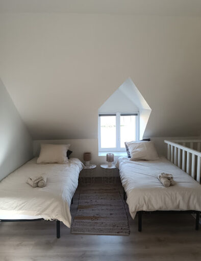 chambre-étage-vue-lits-fenetre-4 couchages-gite-le-duplex-gites-de-la-montee-perdrix-toulon-sur-allier