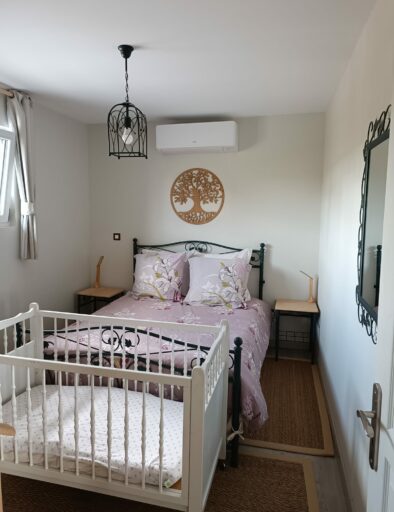 chambre-parentale-kit-bebe-lit-bebe-gite-le-fenil-gites-de-la-montee-perdrix-toulon-sur-allier