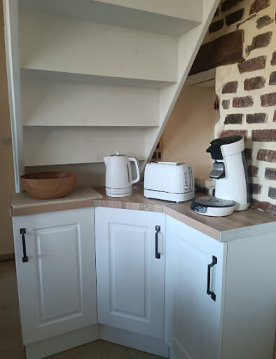 cuisine-accessible-pmr-coin-petit-dejeuner-gite-le-duplex-gites-de-la-montee-perdrix-toulon-sur-allier
