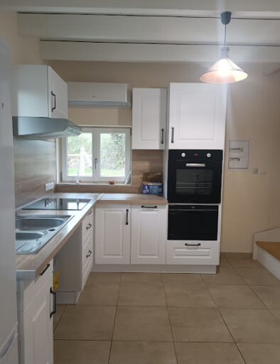 cuisine-equipéee-adaptee-pmr-accessible-handicap-gite-le-duplex-gites-de-la-montee-perdrix-toulon-sur-allier