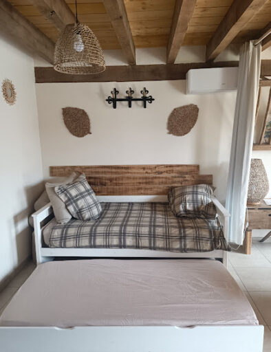 deux-personnes-supplementaires-lit-gigogne-handi-pmr-dogfriendly-climatisation-gites-de-la-montee-perdrix-toulon-sur-allier