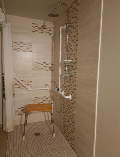 douche-italienne-chambre-pmr-accessible-handicap-barre-appui-gite-le-fenil-gites-de-le-montee-perdrix-toulon-sur-allier