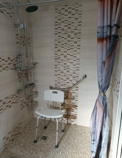 douche-italienne-pmr-accessible-handicap-gite-etable-gites-de-la-montee-perdrix-toulon-sur-allier