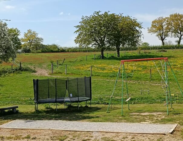gites-de-la-montee-perdrix-aire-de-jeux-propriete