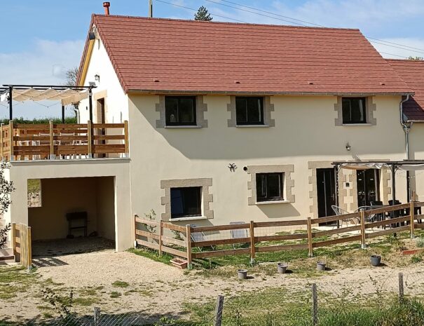 gites-de-la-montee-perdrix-allier-rhone-alpes-auvergne-vue-batiment