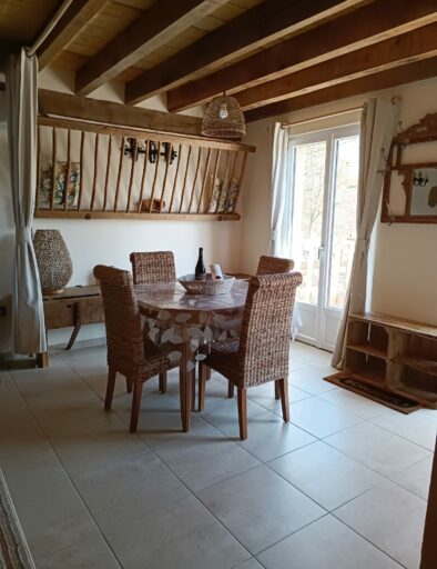 gites-de-la-montee-perdrix-gite-l-etable-pmr-vue-salle-a-manger-pmr