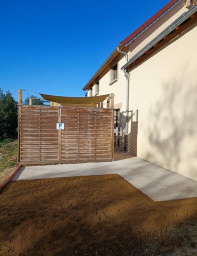 parking-pmr-accessible-handicap-gite-etable-gites-de-la-montee-perdrix-toulon-sur-allier