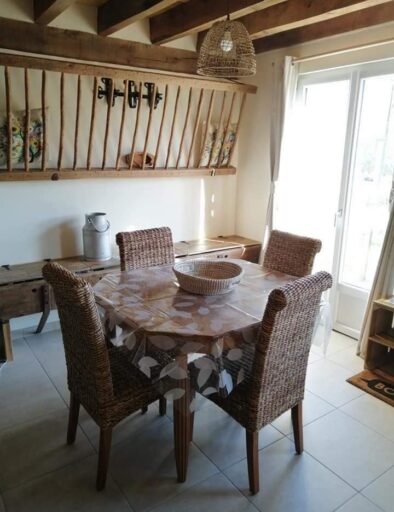 salle-a-manger-accessible-pmr-handicap-gite-etable-gites-de-la-montee-perdrix-toulon-sur-allier