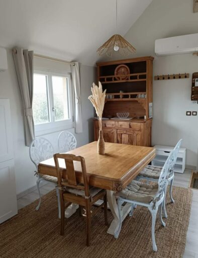 salle-a-manger-ancien-renvation-ecologique-gite-le-fenil-gites-de-la-montee-perdrix-toulon-sur-allier