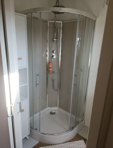 salle-de-bain-etage-cabine-de-douche-gite-le-duplex-gites-de-la-montee-perdrix-toulon-sur-allier