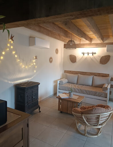 salon-cosy-gite-etable-lumière-soiree-couple-cocooning-gite-etable-gites-de-la-montee-perdrix-toulon-sur-allier