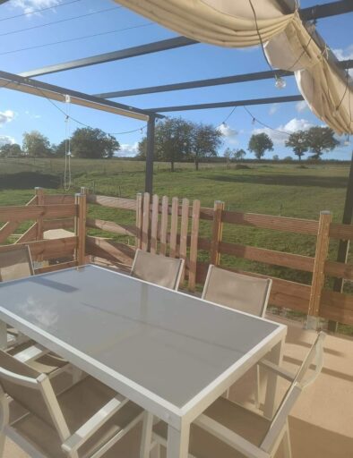 table-terrasse-gite-le-fenil-gites-de-la-montee-perdrix-toulon-sur-allier