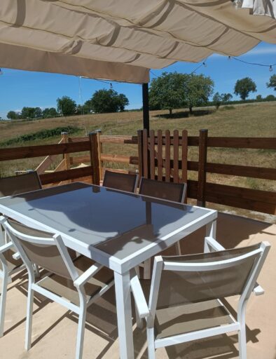 terrasse-ete-le-fenil-gites-de-la-montee-perdrix-toulon-sur-allier