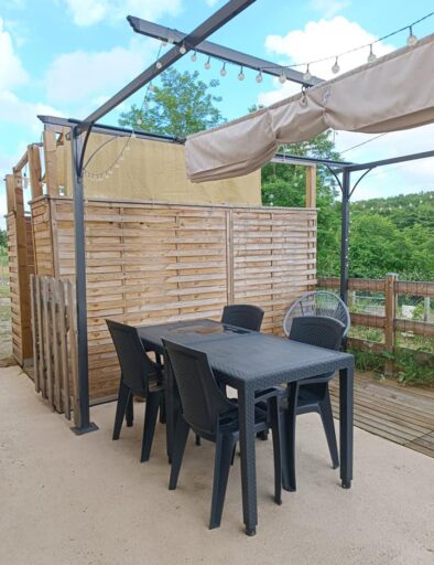 terrasse-handicap-pmr-accessible-etang-gite-etable-gites-de-la-montee-perdrix-toulon-sur-allier