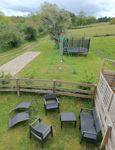 terrasse-vue-jardin-vue-aire-de-jeux-gite-le-fenil-gite-de-la-montee-perdrix-toulon-sur-allier