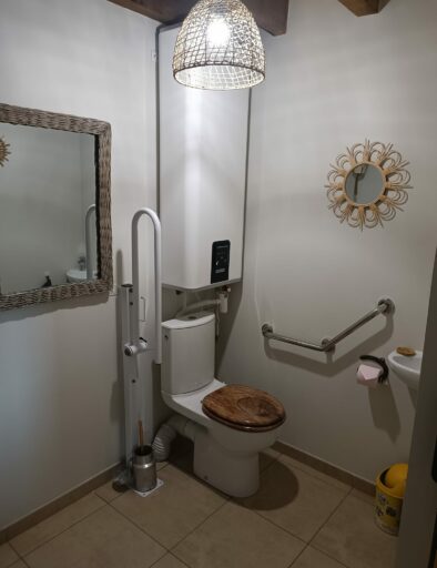 toilettes-accessible-pmr-handicap-gite-etable-gites-de-la-montee-perdrix-toulon-sur-allier