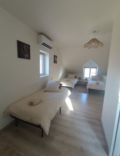 vue-chambre-etage-4-couchages-gite-le-duplex-gites-de-la-montee-perdrix-toulon-sur-allier