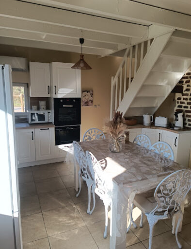 vue-ensemble-cuisine-lumineuse-gite-le-duplex-gites-de-la-montee-perdrix-toulon-sur-allier